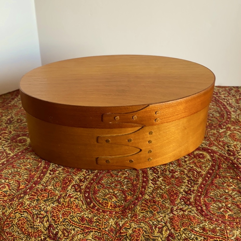 Vintage Shaker style three finger design oval wooden maple color box with lid